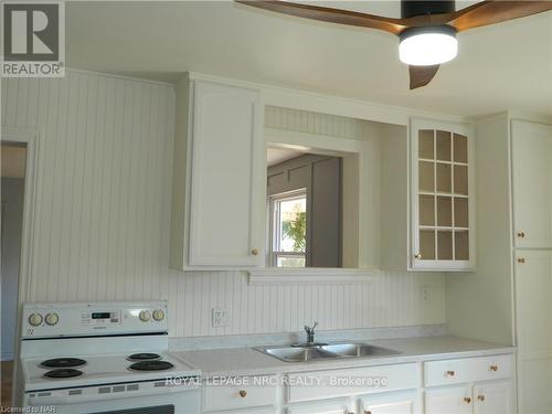 222 Courtwright Street, Fort Erie, ON - Indoor Photo Showing Kitchen With Double Sink