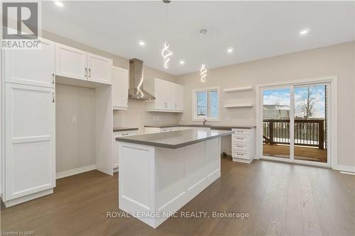 735 Dominion Road, Fort Erie, ON - Indoor Photo Showing Kitchen