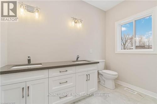 735 Dominion Road, Fort Erie, ON - Indoor Photo Showing Bathroom