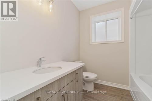 735 Dominion Road, Fort Erie, ON - Indoor Photo Showing Bathroom