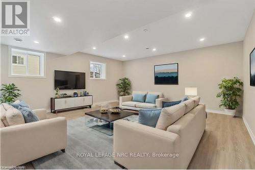 735 Dominion Road, Fort Erie, ON - Indoor Photo Showing Living Room