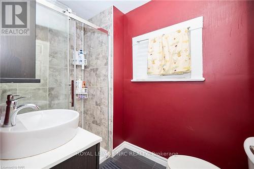 45 Pine Street N, Thorold, ON - Indoor Photo Showing Bathroom