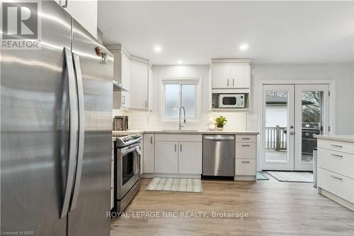 83 Gordon Avenue, Fort Erie, ON - Indoor Photo Showing Kitchen With Upgraded Kitchen