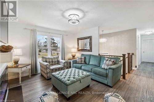 83 Gordon Avenue, Fort Erie, ON - Indoor Photo Showing Living Room