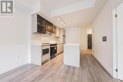 721 - 395 Dundas Street W, Oakville, ON - Indoor Photo Showing Kitchen