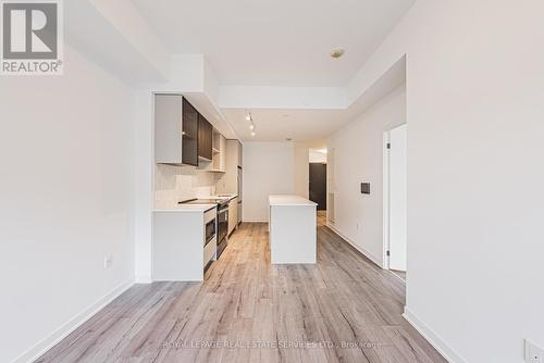 721 - 395 Dundas Street W, Oakville, ON - Indoor Photo Showing Kitchen