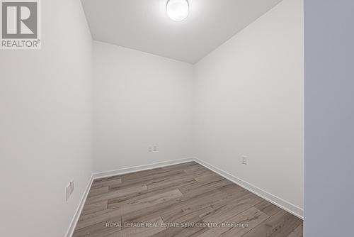 721 - 395 Dundas Street W, Oakville, ON - Indoor Photo Showing Other Room