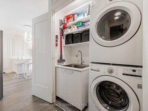 501-293 The Kingsway, Toronto, ON - Indoor Photo Showing Laundry Room