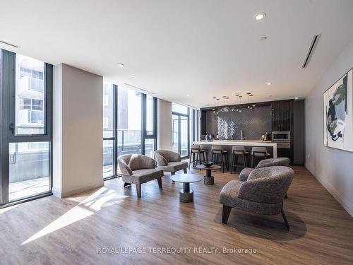 501-293 The Kingsway, Toronto, ON - Indoor Photo Showing Living Room