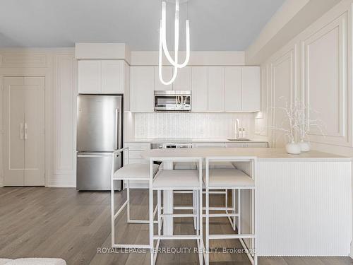 501-293 The Kingsway, Toronto, ON - Indoor Photo Showing Kitchen