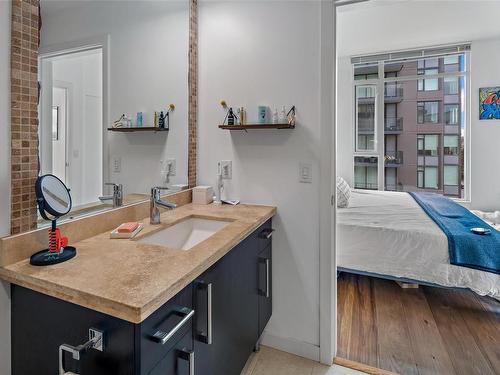 501-373 Tyee Rd, Victoria, BC - Indoor Photo Showing Bathroom