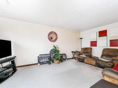 2840 Sybronden Rd, Langford, BC - Indoor Photo Showing Living Room