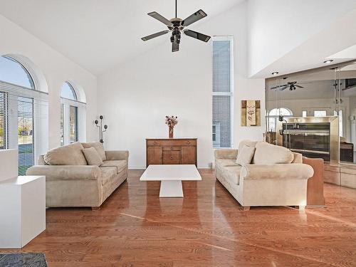 Salon - 85 Crois. Des Pionniers, Saint-Jean-Sur-Richelieu, QC - Indoor Photo Showing Living Room