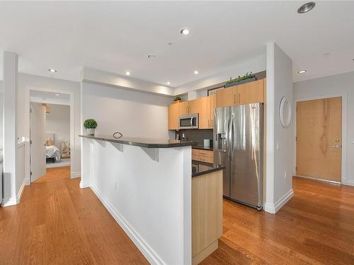 201-2415 Amherst Ave, Sidney, BC - Indoor Photo Showing Kitchen