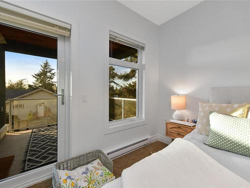 201-2415 Amherst Ave, Sidney, BC - Indoor Photo Showing Bedroom