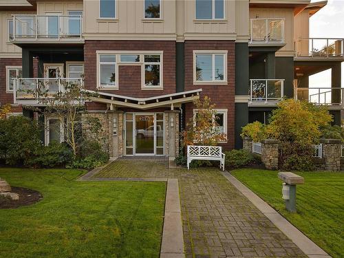 201-2415 Amherst Ave, Sidney, BC - Outdoor