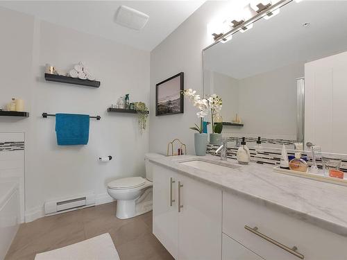 201-2415 Amherst Ave, Sidney, BC - Indoor Photo Showing Bathroom