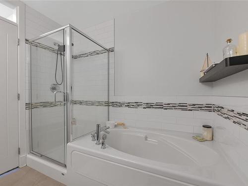 201-2415 Amherst Ave, Sidney, BC - Indoor Photo Showing Bathroom