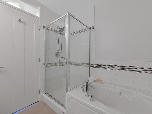 201-2415 Amherst Ave, Sidney, BC - Indoor Photo Showing Bathroom