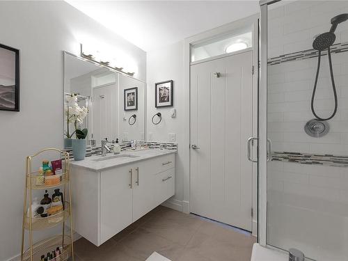 201-2415 Amherst Ave, Sidney, BC - Indoor Photo Showing Bathroom