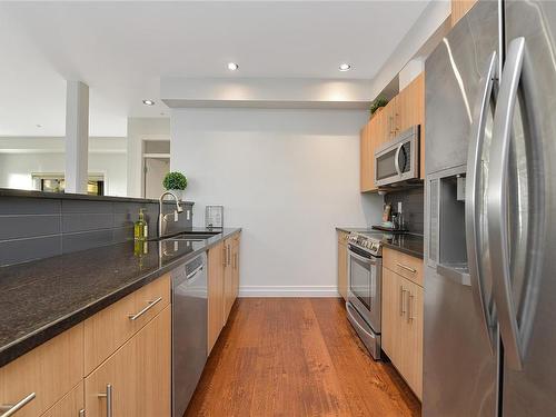 201-2415 Amherst Ave, Sidney, BC - Indoor Photo Showing Kitchen With Upgraded Kitchen