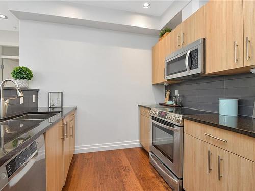 201-2415 Amherst Ave, Sidney, BC - Indoor Photo Showing Kitchen