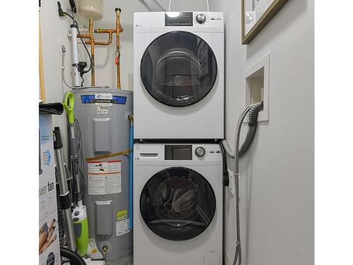 201-2415 Amherst Ave, Sidney, BC - Indoor Photo Showing Laundry Room