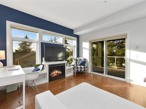 201-2415 Amherst Ave, Sidney, BC - Indoor Photo Showing Living Room With Fireplace