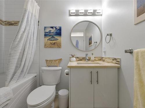 201-2415 Amherst Ave, Sidney, BC - Indoor Photo Showing Bathroom