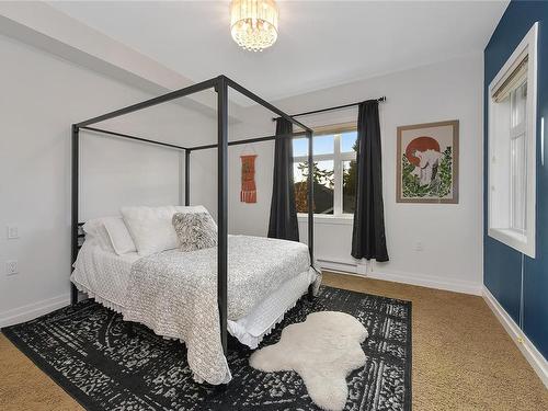 201-2415 Amherst Ave, Sidney, BC - Indoor Photo Showing Bedroom