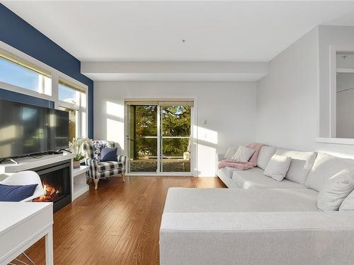 201-2415 Amherst Ave, Sidney, BC - Indoor Photo Showing Living Room