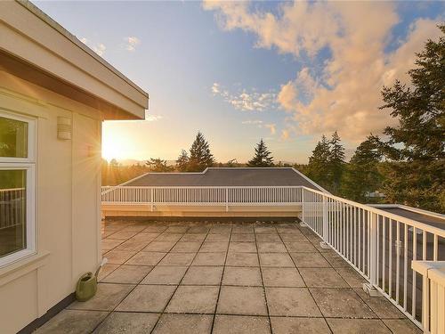 201-2415 Amherst Ave, Sidney, BC - Outdoor