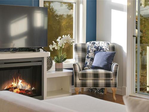 201-2415 Amherst Ave, Sidney, BC - Indoor Photo Showing Living Room With Fireplace