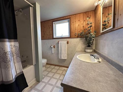 1215 Third Street E, Fort Frances, ON - Indoor Photo Showing Bathroom