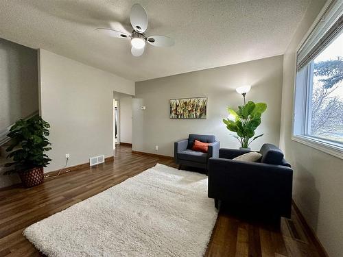 1215 Third Street E, Fort Frances, ON - Indoor Photo Showing Living Room