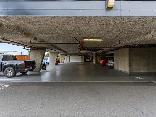 404-1405 Esquimalt Rd, Esquimalt, BC - Indoor Photo Showing Garage