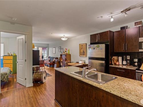 404-1405 Esquimalt Rd, Esquimalt, BC - Indoor Photo Showing Kitchen With Double Sink