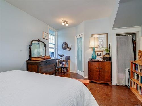 2737 Higgins St, Victoria, BC - Indoor Photo Showing Bedroom