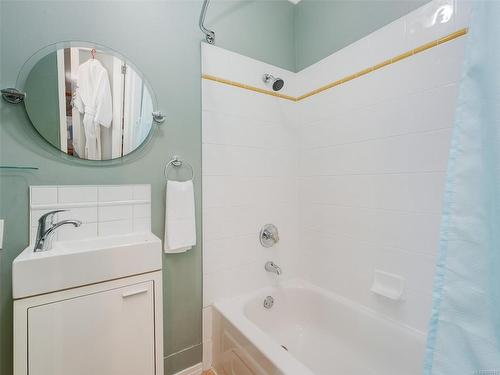 2737 Higgins St, Victoria, BC - Indoor Photo Showing Bathroom