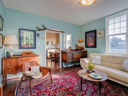 2737 Higgins St, Victoria, BC - Indoor Photo Showing Living Room