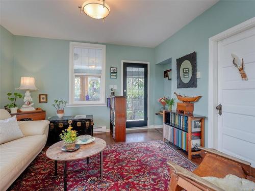 2737 Higgins St, Victoria, BC - Indoor Photo Showing Living Room