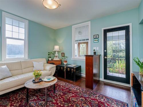 2737 Higgins St, Victoria, BC - Indoor Photo Showing Living Room