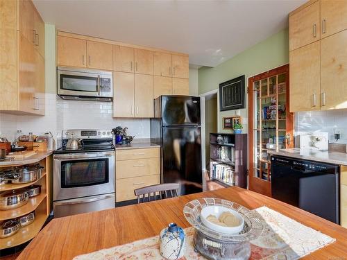 2737 Higgins St, Victoria, BC - Indoor Photo Showing Kitchen