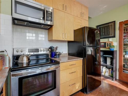 2737 Higgins St, Victoria, BC - Indoor Photo Showing Kitchen