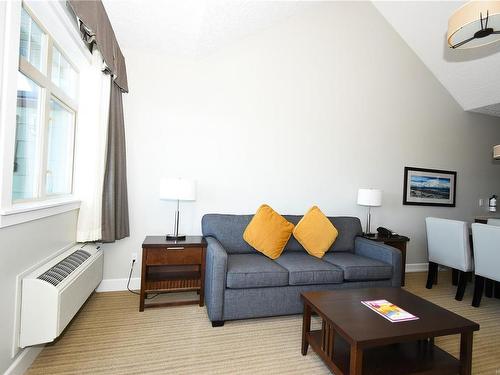 318C-1730 Riverside Lane, Courtenay, BC - Indoor Photo Showing Living Room