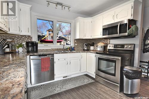 2525 15Th Avenue E, Prince Albert, SK - Indoor Photo Showing Kitchen With Stainless Steel Kitchen With Double Sink