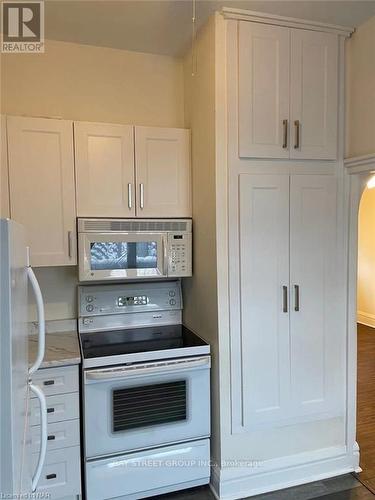 134 Martindale Road, St. Catharines (453 - Grapeview), ON - Indoor Photo Showing Kitchen