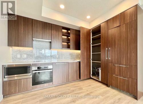 706 - 85 Mcmahon Drive, Toronto, ON - Indoor Photo Showing Kitchen