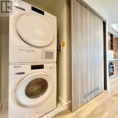 706 - 85 Mcmahon Drive, Toronto, ON - Indoor Photo Showing Laundry Room