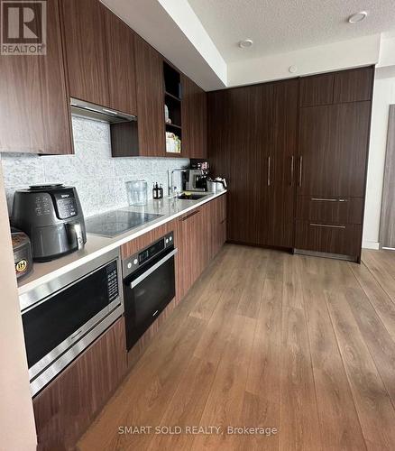 706 - 85 Mcmahon Drive, Toronto, ON - Indoor Photo Showing Kitchen